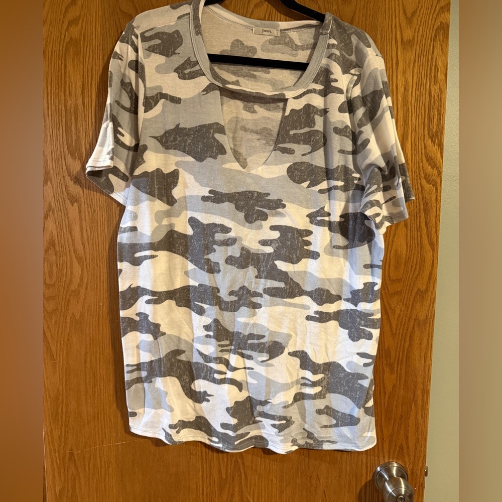 JODIFL Gray and White Patterned Top